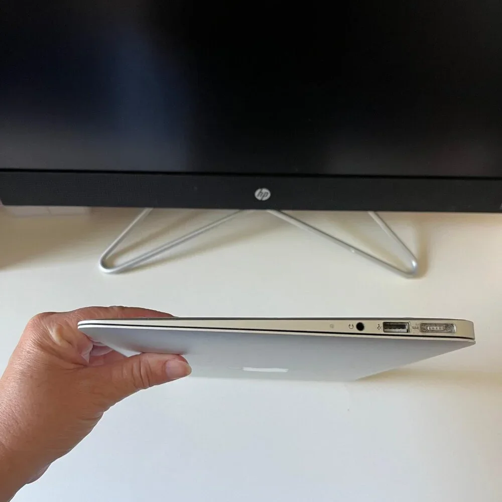 Apple MacBook Air (11-inch, Mid 2012) 1.7 GHz Intel Core i5 4 GV Laptop Silver
